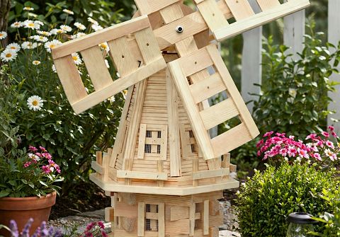 Windmühle aus Holz, naturbelassen