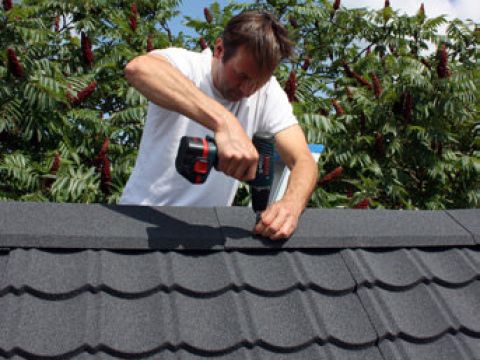 Dachgiebel-befestigen-Holzhaus