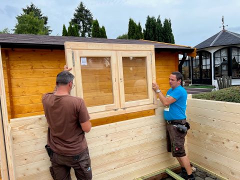 Holzhaus-Fenster-einsetzen