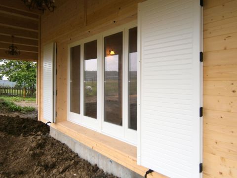 Fensterrahmen, Fenster und Klappläden installiert